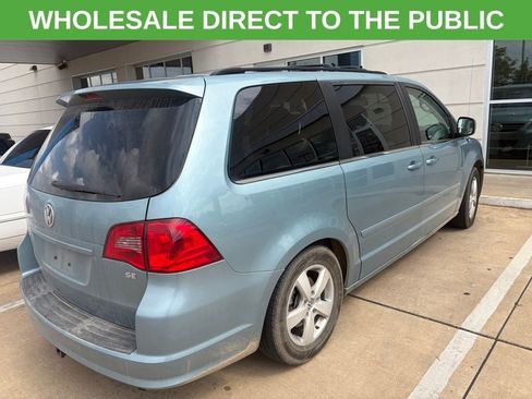Used 2009 Volkswagen Routan SE FWD image 2