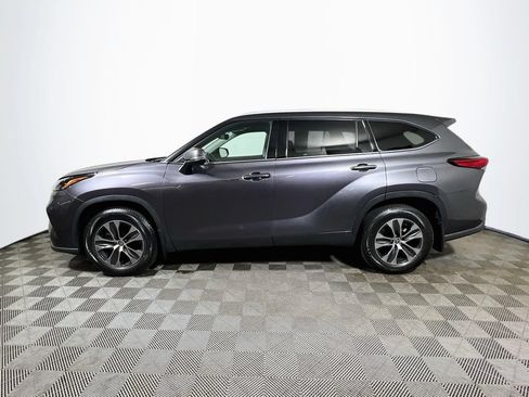 Used 2022 Toyota Highlander XLE AWD/4WD image 4