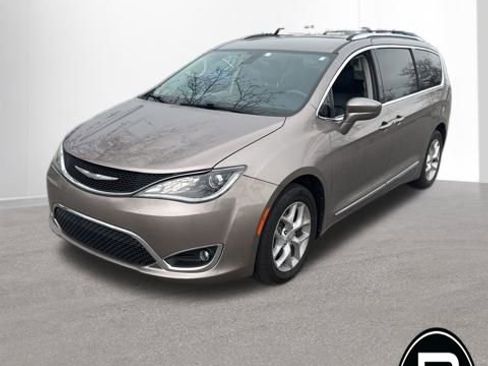 Used 2017 Chrysler Pacifica Touring-L Plus w/ Tire & Wheel Group image 1