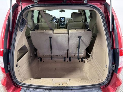 Used 2016 Chrysler Town & Country Touring-L image 18