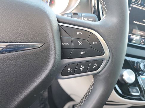 Used 2023 Chrysler Pacifica Touring-L FWD image 24