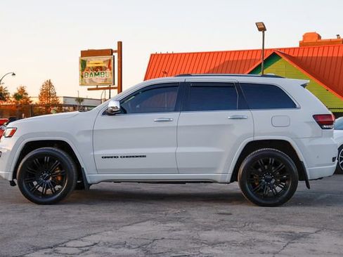 Used 2017 Jeep Grand Cherokee Overland w/ Jeep Active Safety Group image 8
