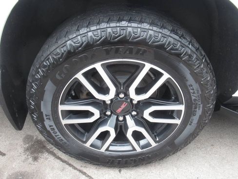 Used 2024 GMC Yukon XL AT4 w/ Technology Package AWD/4WD image 7