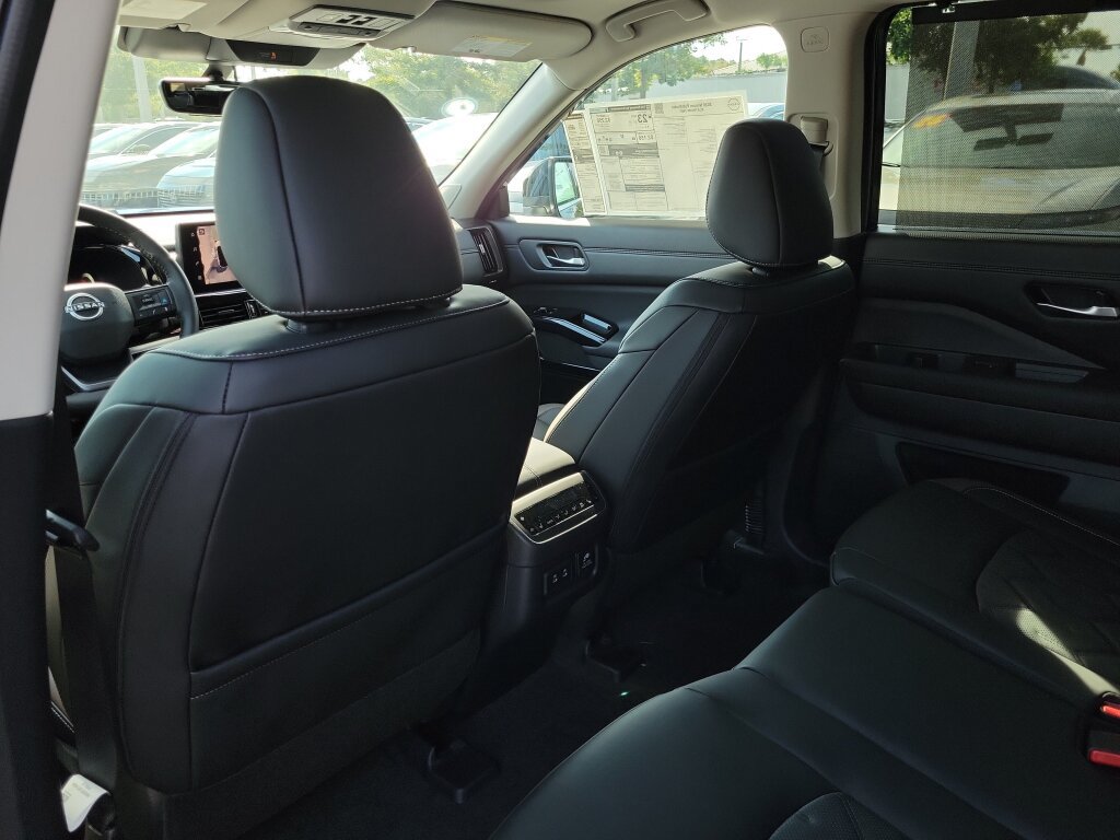 New 2026 Nissan Pathfinder Platinum FWD image 13