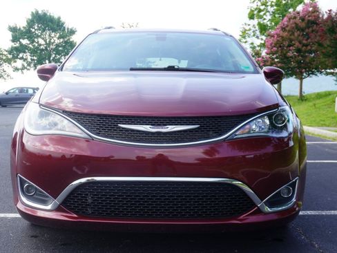 Used 2020 Chrysler Pacifica Touring-L FWD image 2