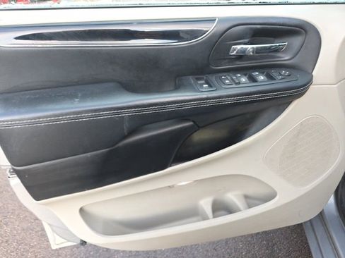 Used 2017 Dodge Grand Caravan SXT image 14