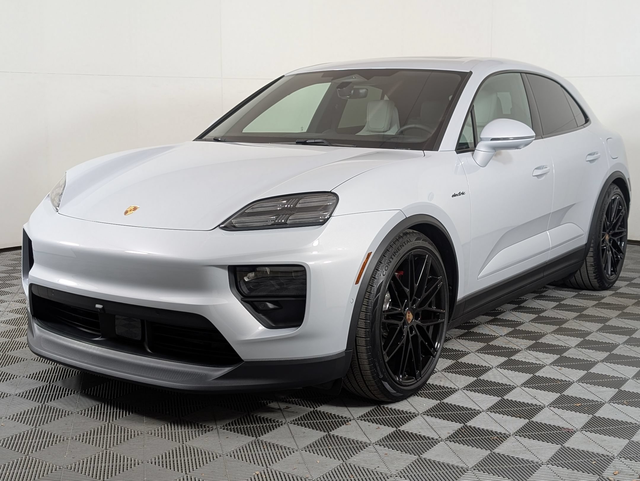 Used 2025 Porsche Macan 4S Electric AWD/4WD image 1