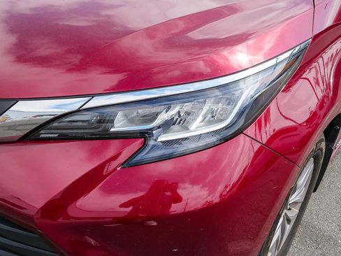 Used 2021 Toyota Sienna XLE w/ XLE Plus Package FWD image 2
