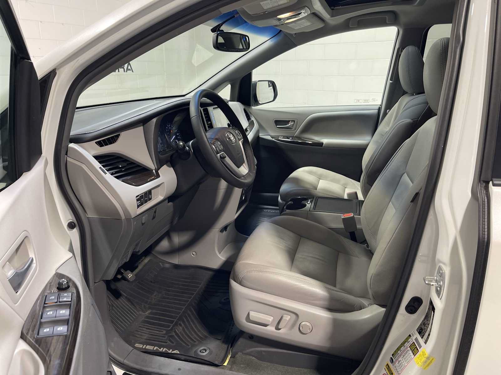 Used 2017 Toyota Sienna XLE w/ XLE Navigation Package AWD/4WD image 2