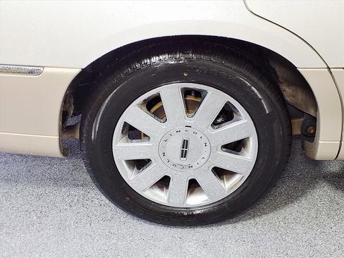 Used 2004 Lincoln Town Car Ultimate image 10