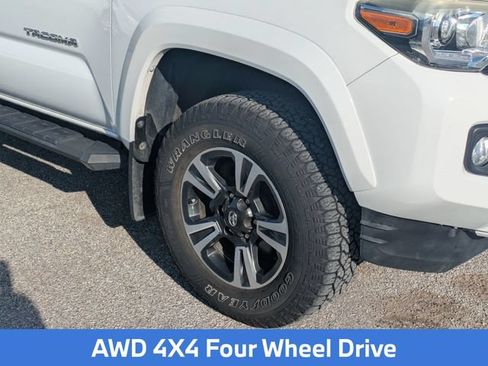 Used 2018 Toyota Tacoma TRD Sport AWD/4WD image 8