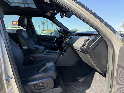 Used 2017 Land Rover Discovery SE image 30