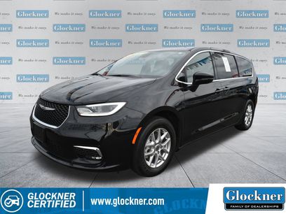 Used 2025 Chrysler Pacifica Select