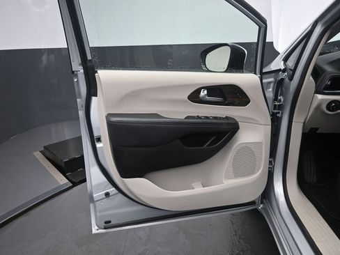 Used 2023 Chrysler Pacifica Limited FWD image 12