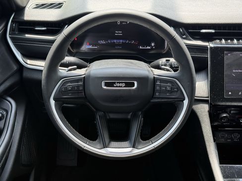 Used 2025 Jeep Grand Cherokee Laredo RWD image 16