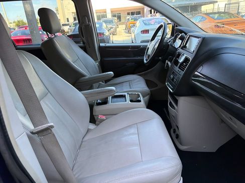 Used 2016 Chrysler Town & Country Touring FWD image 29
