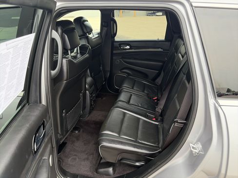Used 2019 Jeep Grand Cherokee Overland RWD image 12