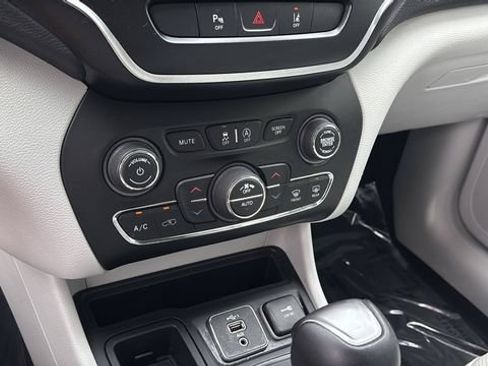 Used 2021 Jeep Cherokee Latitude Lux w/ Sun & Sound Group FWD image 31