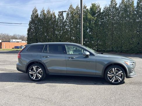 New 2026 Volvo V60 B5 Cross Country Plus w/ Climate Package AWD/4WD image 2