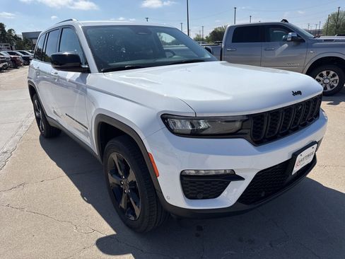 Used 2023 Jeep Grand Cherokee Limited w/ Luxury Tech Group II AWD/4WD image 9