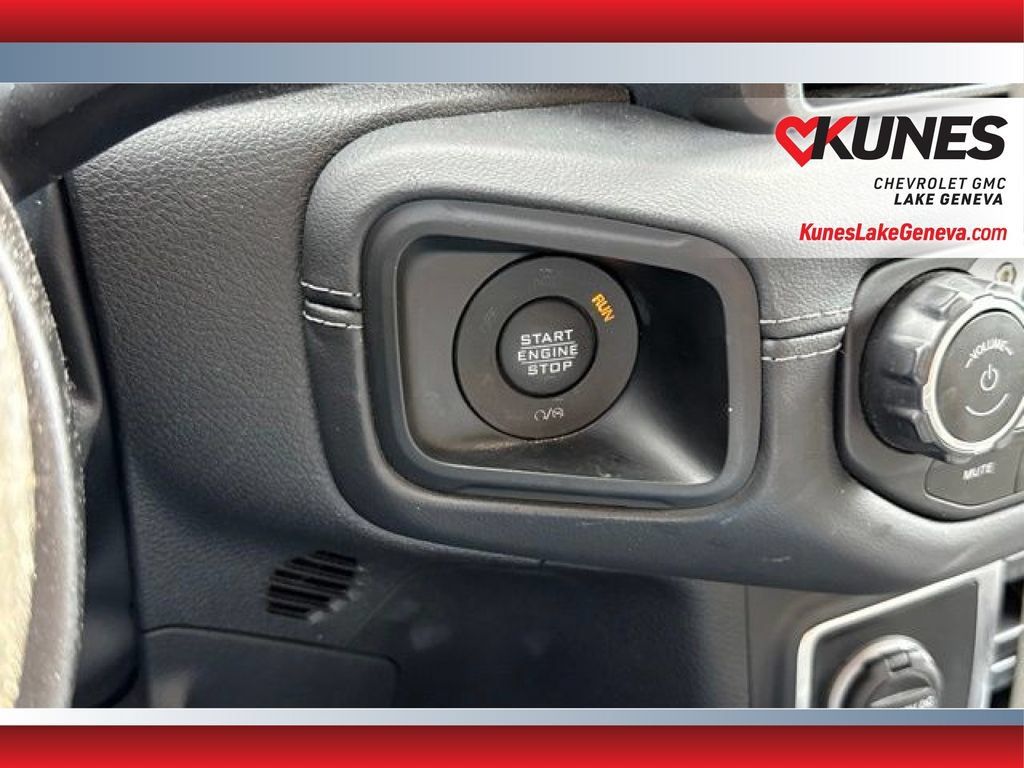 Used 2025 Jeep Wrangler Unlimited Sahara AWD/4WD image 38