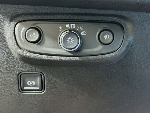 Used 2022 GMC Terrain SLT w/ Elevation Edition image 17