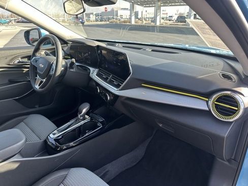 Certified 2025 Chevrolet Trax LT w/ Driver Confidence Package image 24