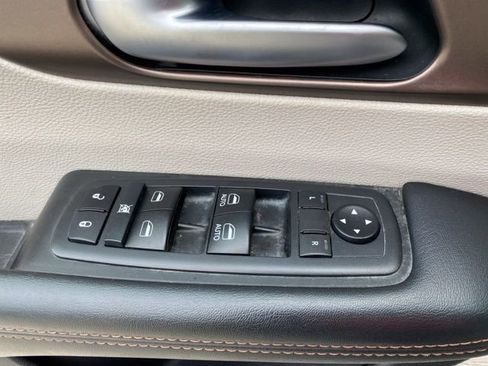 Used 2018 Chrysler Pacifica Touring-L image 28