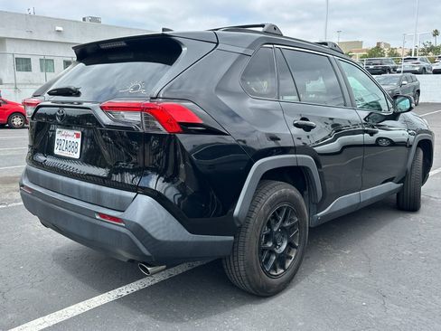 Used 2021 Toyota RAV4 XLE FWD image 3