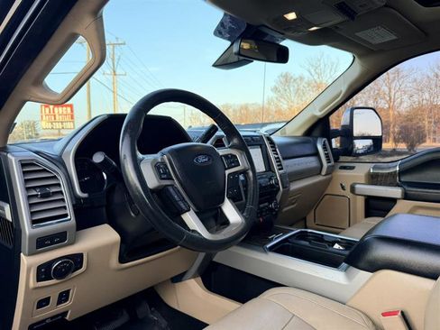 Used 2017 Ford F250 Lariat w/ Lariat Ultimate Package AWD/4WD image 32