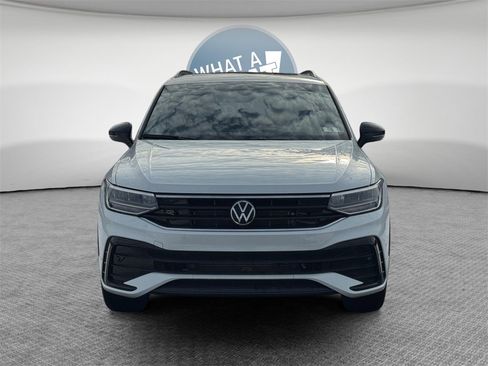 Used 2024 Volkswagen Tiguan SE R-Line image 3