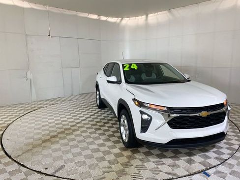 Used 2024 Chevrolet Trax LS w/ LS Convenience Package FWD image 1