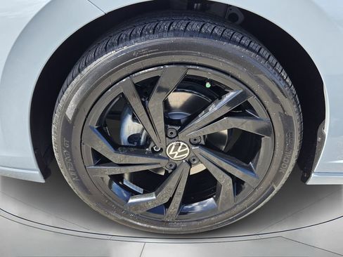 Certified 2025 Volkswagen Jetta SE w/ Sunroof Package image 9