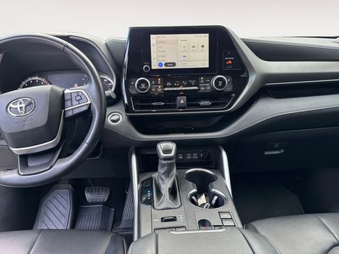 Used 2024 Toyota Highlander XLE image 11