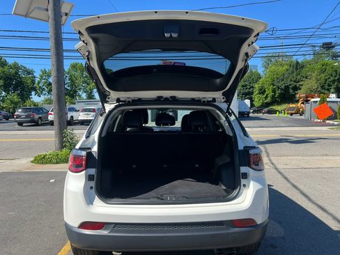 Used 2019 Jeep Compass Latitude FWD image 9