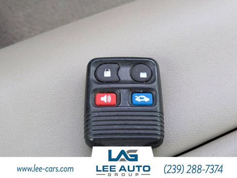 Used 2011 Lincoln Town Car Signature Limited RWD image 24