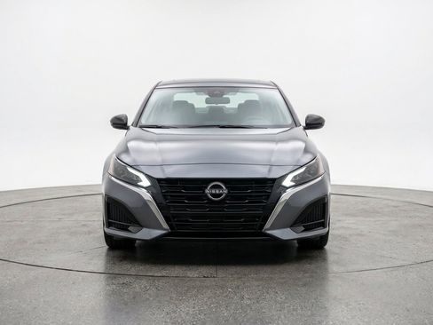 Used 2025 Nissan Altima 2.5 SV FWD image 2