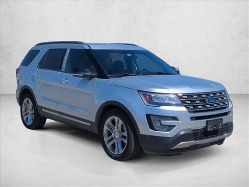 Used 2016 Ford Explorer XLT w/ Equipment Group 202A image 3