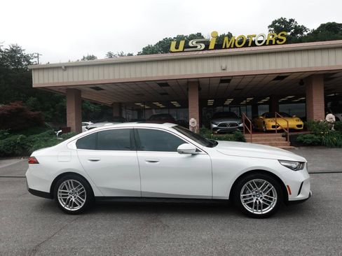 Used 2025 BMW 530i xDrive AWD/4WD image 2