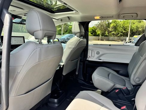Used 2025 Toyota Sienna XLE FWD image 16