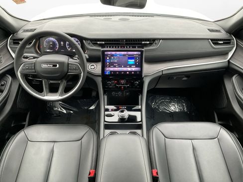 Used 2025 Jeep Grand Cherokee Limited image 11