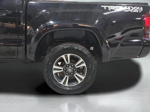 Used 2018 Toyota Tacoma TRD Sport image 31