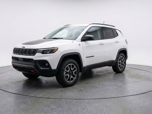 Used 2025 Jeep Compass Trailhawk w/ Trailer Tow Group AWD/4WD image 3