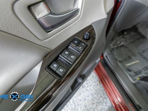 Used 2019 Toyota Sienna XLE w/ XLE Navigation Package image 12