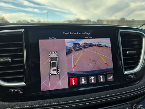 Used 2022 Chrysler Pacifica Limited image 30