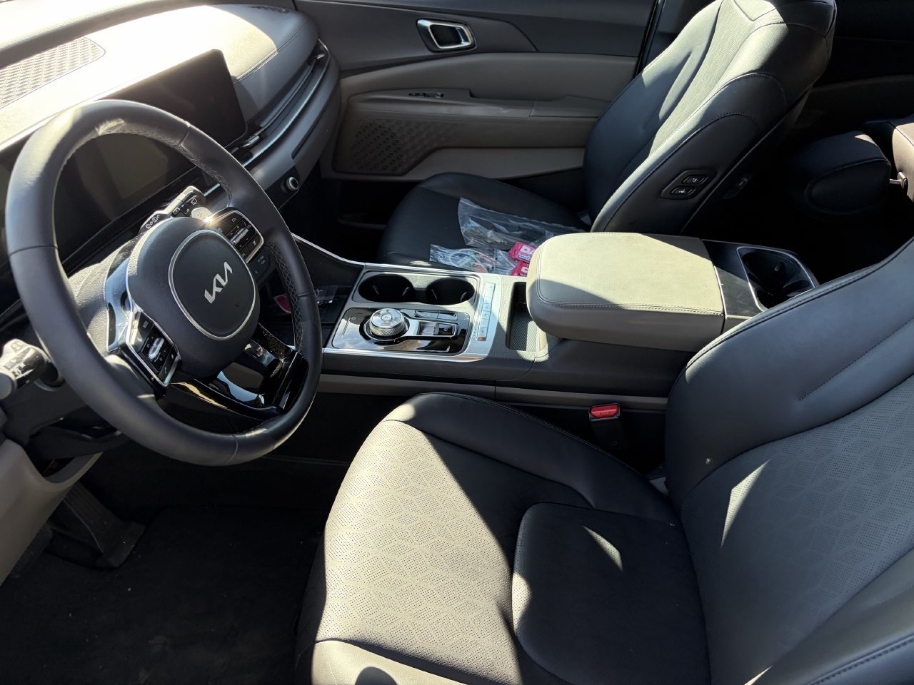 Used 2025 Kia Carnival EX FWD image 6