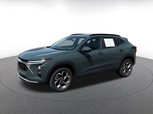 Used 2025 Chevrolet Trax LT FWD image 7