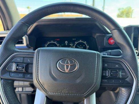 Used 2025 Toyota Tacoma TRD Off-Road AWD/4WD image 21