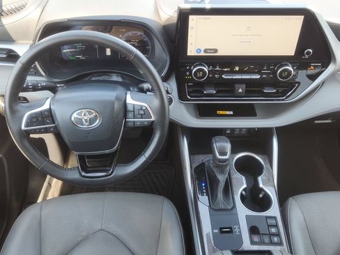 Used 2024 Toyota Highlander Platinum FWD image 19
