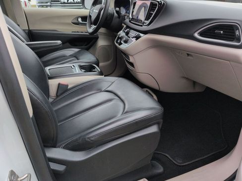 Used 2023 Chrysler Pacifica Touring-L image 21